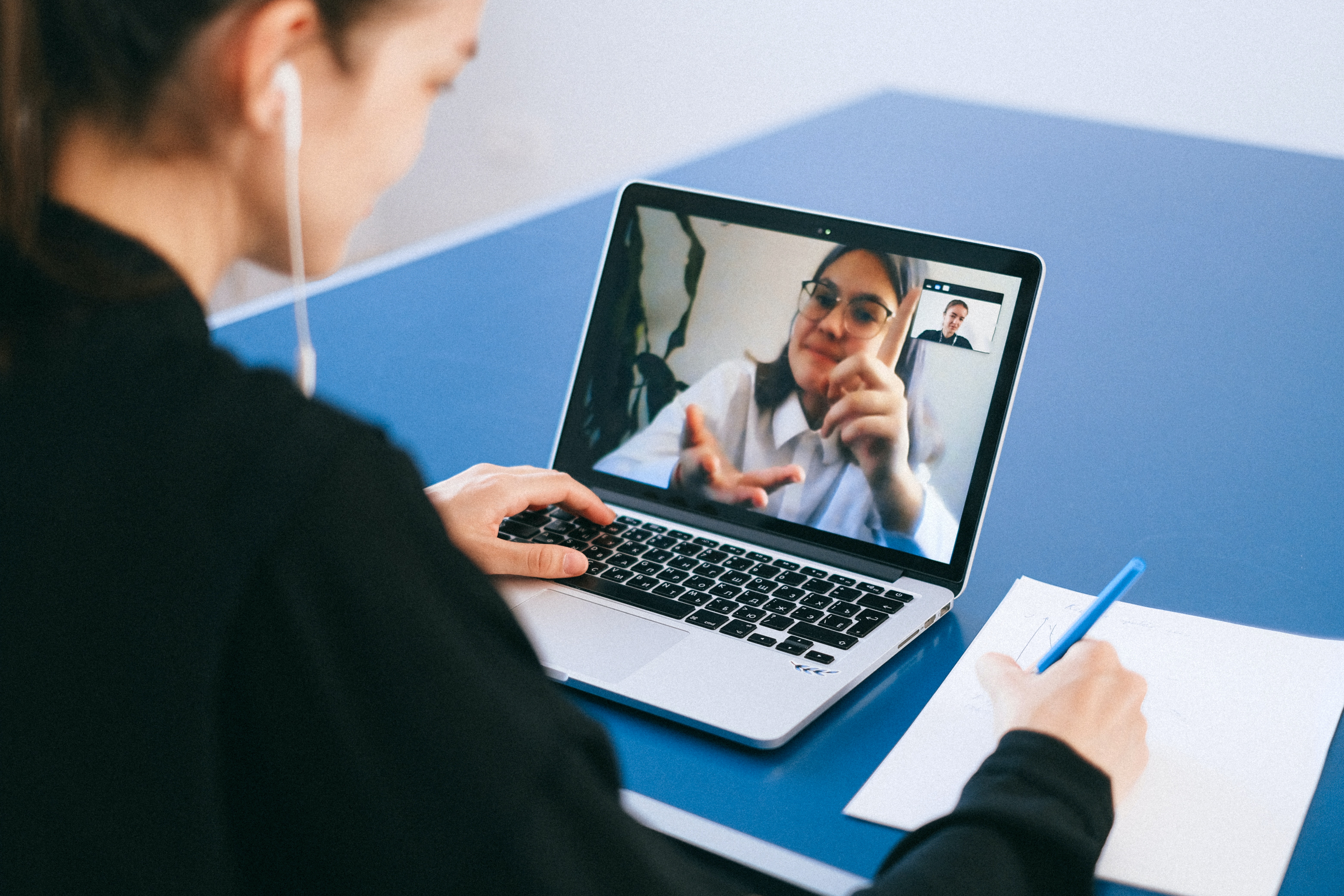 aplicaciones-de-comunicaci-n-y-productividad-imprescindibles---chat-y-videoconferencia
